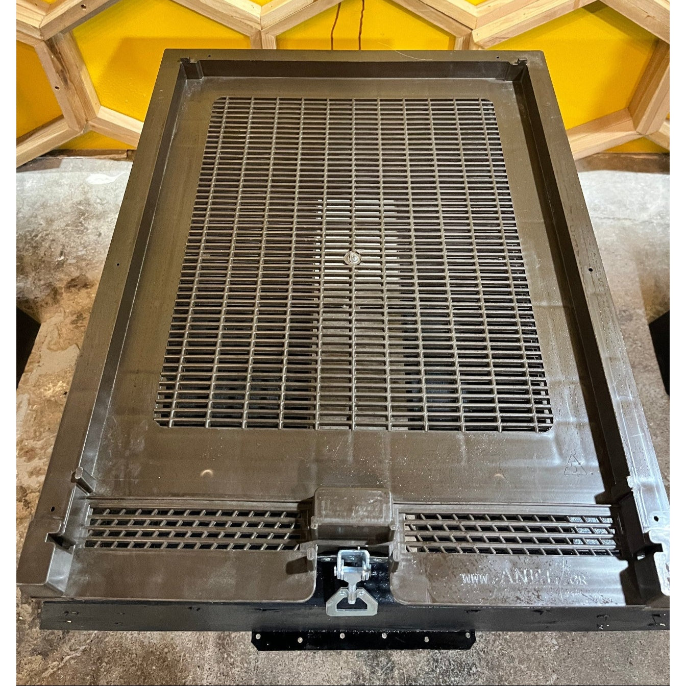 ANEL ventilated bottom board