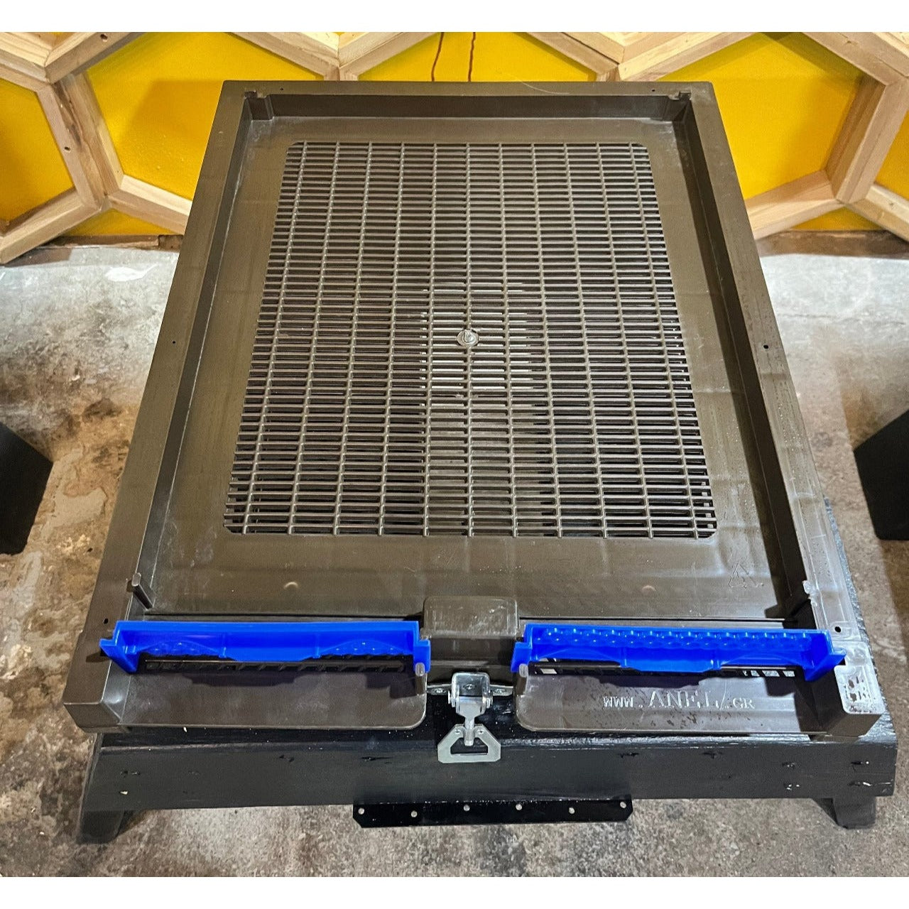 ANEL ventilated bottom board