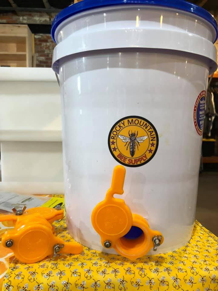 6 Gallon Honey Pail with Lid | Betterbee